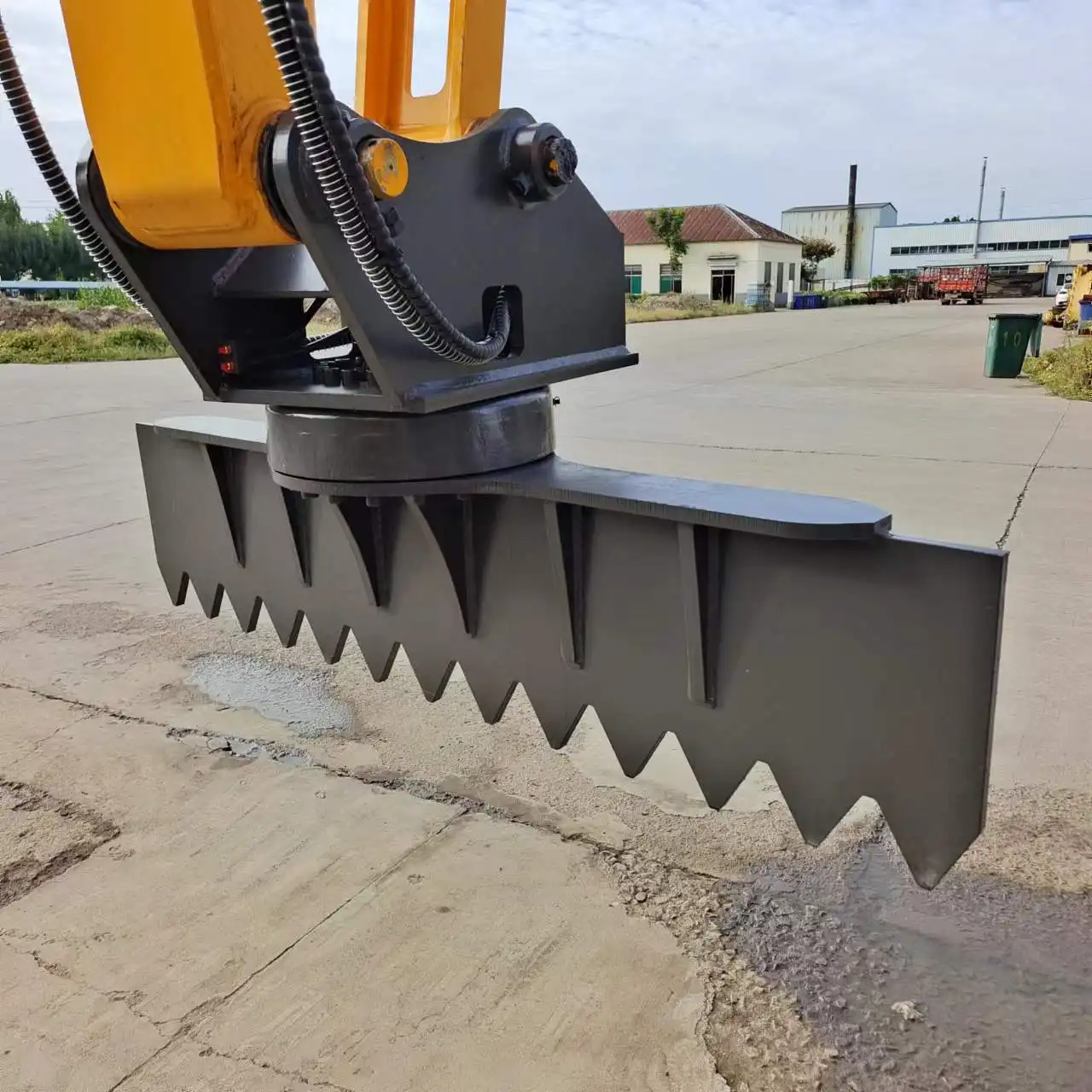 What are the advantages of using a high-strength steel rotating scraper?